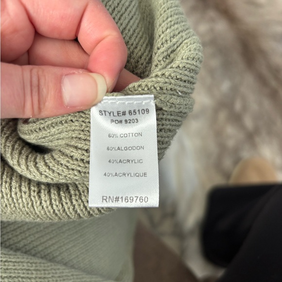NWT Green Women's Sweater - Picture 4 of 5
